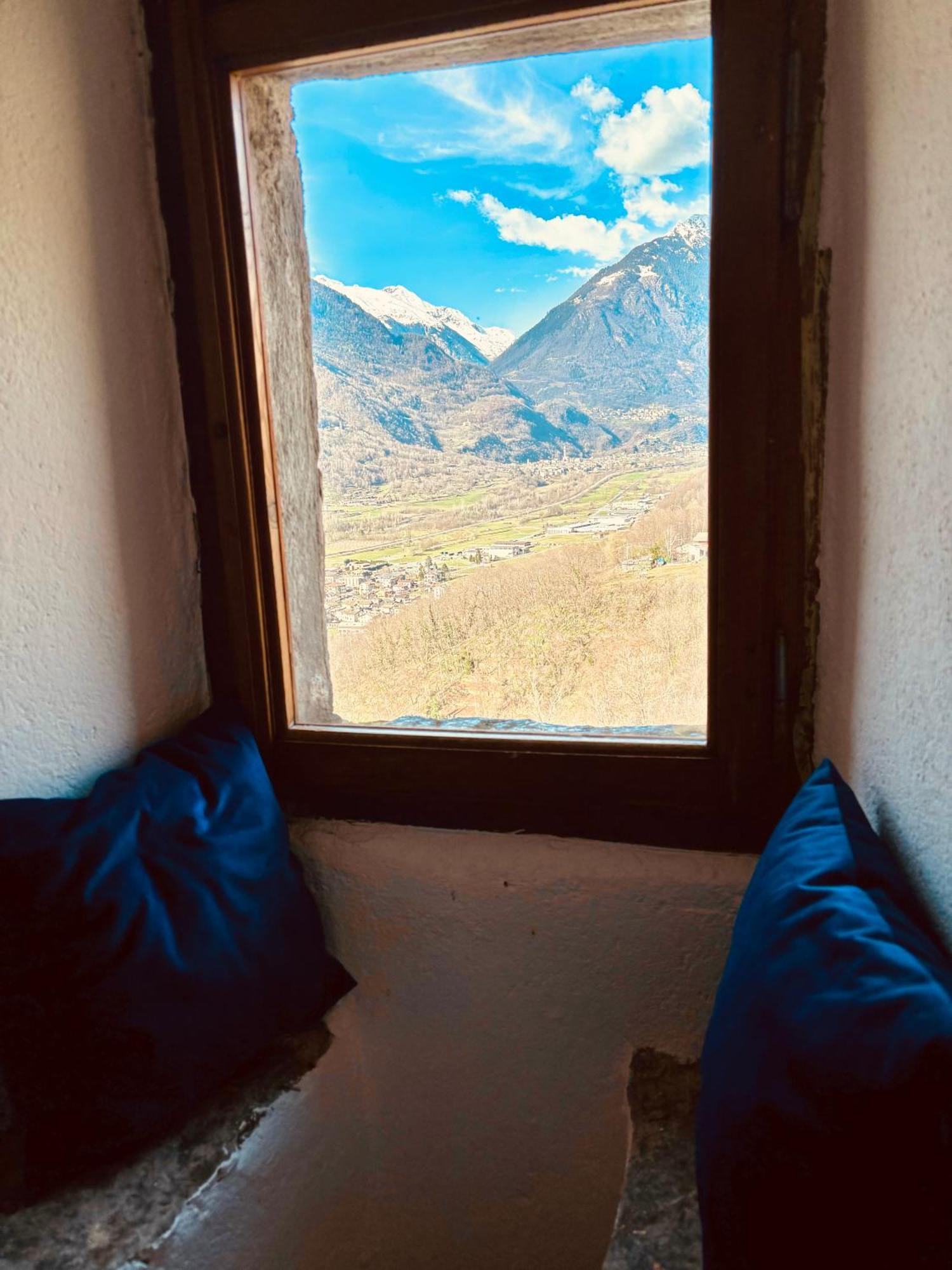Villa Foppoli Castle, Private 11th Century Fortress With Panoramic View, Sauna And Hot Tub Overlooking The Valtellina